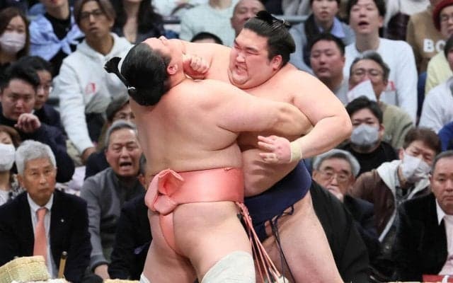 地元大阪大歓声！寝屋川対決は豪ノ山の勝ち「宇良関のタオルがいっぱい」で気合入った