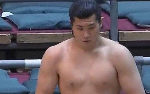 「力士というよりモデル」「何、このイケメン」18歳力士の立派な体躯に驚きの声 見事な切り返しで全勝死守