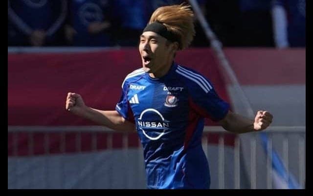 ｢ゴラッソメーカーの異名は伊達じゃない！｣横浜FM遠野大弥の鮮やかなバースデー“左足ダイレクトボレー弾”に騒然！｢えぐすぎる｣｢ボレーの虎｣