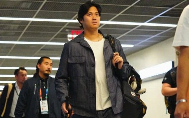 大谷翔平、バット2本を持ち決戦の地へ　デニムのセットアップで球場入り…ベネズエラと準々決勝