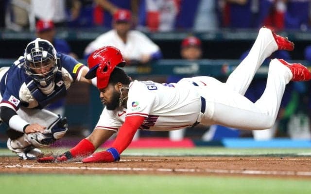 ドミニカ優勝への機運を高める“分岐点”　主砲の魂のヘッスラ、本塁打なしでの7得点は「観客を沸かせた」だけじゃない【WBC】