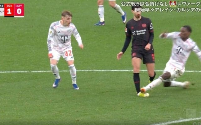 「退場しかないだろ！」バイエルンFW、超危険タックルで“まさかの結末”「エグい曲がり方」足首グニャリ…衝撃の一発退場にファン騒然「恐怖映像やん」