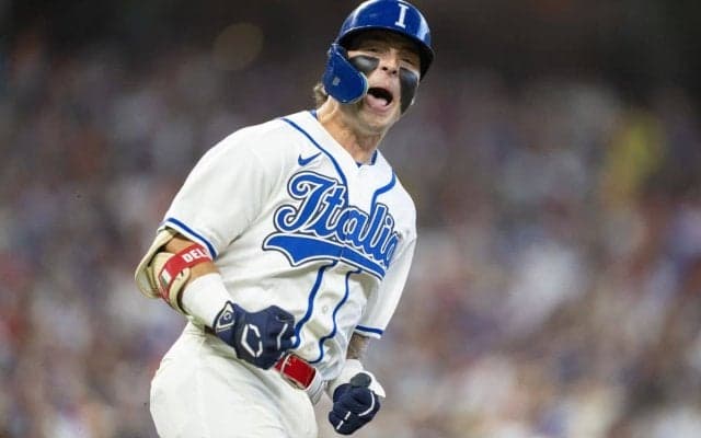 イタリア優勢の中で「それキャッチしたらいかんやろ」満塁好機で“ハプニング”…右翼席のファンに「何してんねん！」【WBC】