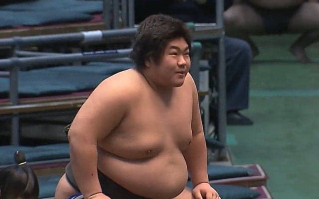 勝った若手力士が「えっ？」負けたベテラン力士が「んっ？」取組直後に“初々しい”ほっこりハプニング