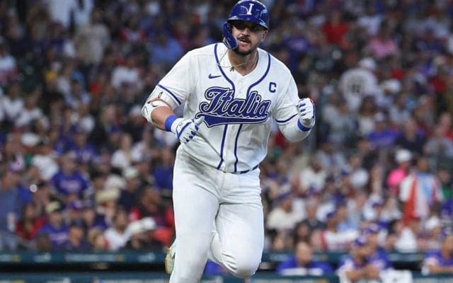 WBC大一番のはずが…“ボロボロ”ユニが話題　準々決勝でまさかの光景「これは酷い」