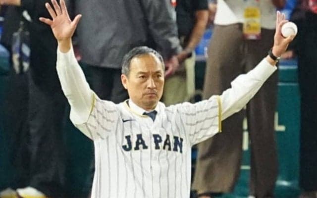渡辺謙、侍J大一番で始球式　ワンバウンド投球も笑顔→捕手役の森下とハグ…4強進出へ後押し