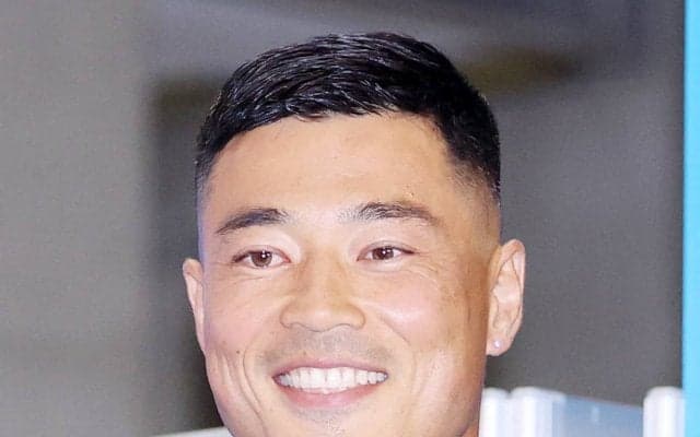 ラグビー元代表の山田章仁が正座で見守る長男と「WBC一色や」妻はモデルの山田ローラ