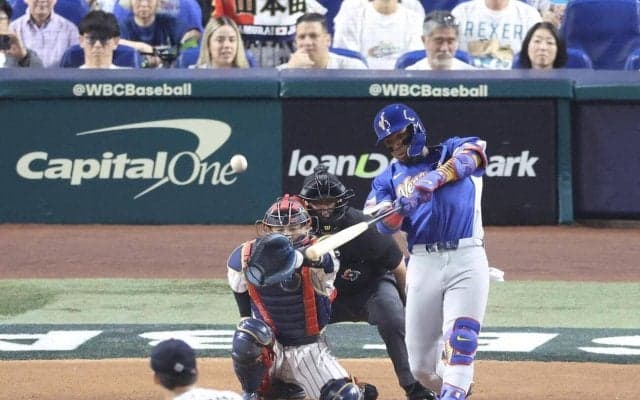 【WBC】アクーニャがいきなりの先頭打者弾　山本由伸の156キロ直球を右中間へ