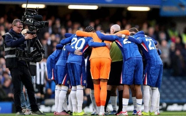 【珍事】チェルシー、試合前の円陣の中央に主審「完全にフリーズ」「意味不明」「バグ？」と話題
