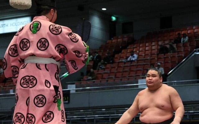 旭富士が現役最重量252キロの出羽ノ城を下手投げ　序ノ口デビューから12連勝