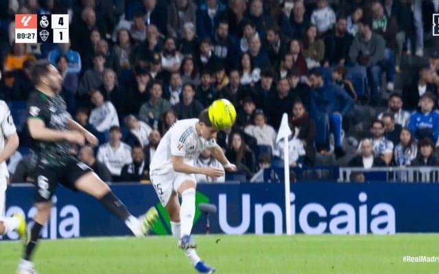 小野伸二クラスの神業！マリノスFWの“空中トラップ”にSNS騒然「やばいって」「タッチうますぎ」後方からの40mパスをビタ止めした瞬間