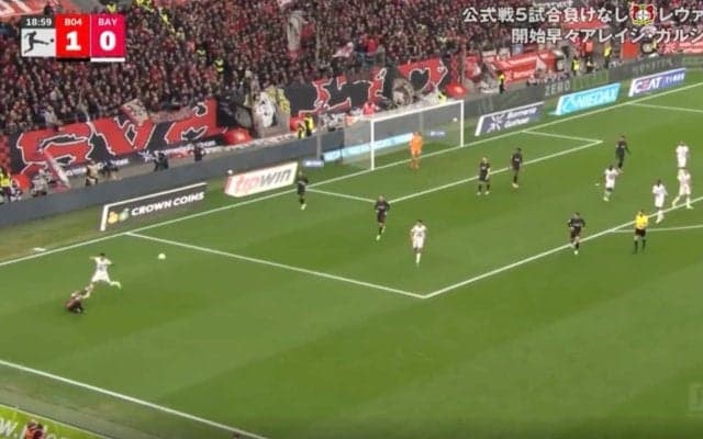 「エグすぎん？」大ブーイングの嵐！バイエルンFW、相手を吹っ飛ばす“爆速タックル”→急加速からの鬼ディフェンス炸裂「怖すぎだろ」