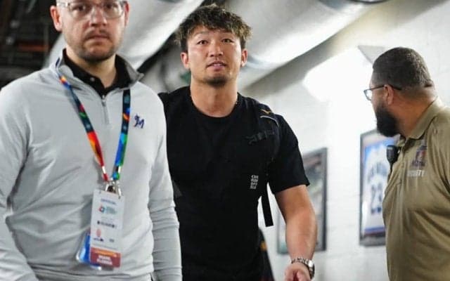 負傷交代の鈴木誠也、目を赤くし「申し訳ない気持ち」　今後検査へ…足を引きずり帰路