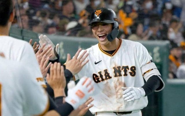 巨人ＯＰ戦１１試合目で待望のチーム１号　合流したばかりの育成・平山が左中間への一撃　「早く誰か打ってほしい」という長野氏、引退試合の翌戦でキラリ
