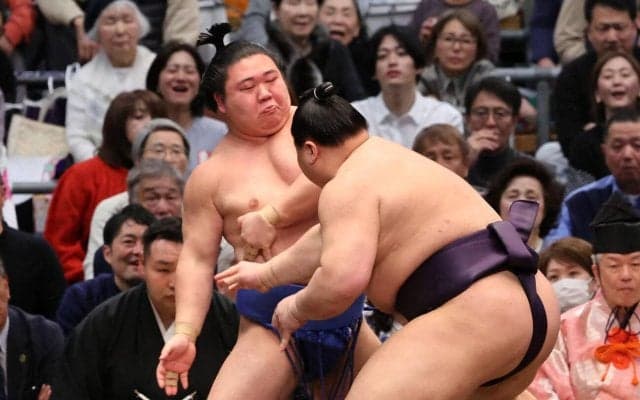 注目の新鋭対決、義ノ富士が一方的に藤ノ川を下す　解説の花田虎上さん「スピードがあった」