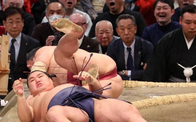 横綱豊昇龍、土俵際の逆転負けで痛恨の２敗目　横綱と２大関が総崩れ