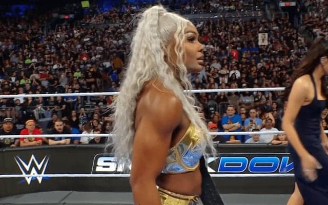 「かわいそう」不機嫌女王が美女レポーターに八つ当たり…「前にも似たようなことが」眼鏡ビジュ→“即退場”とばっちりに同情の声