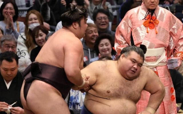 高安が霧島に敗れて２敗目　悔しい黒星に「いい稽古になった。明日また頑張ります」と言葉少な