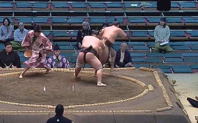 「お姉さんのひざ元まで」巨漢力士が土俵の外へダイブ 館内“ヒヤリ”驚きの声も