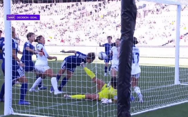 ゴール前で15人混戦！なでしこエース、“執念”のダイビングヘッド弾「よく飛び込んだな」「気合いだ」田中美南のアジアカップ初得点にファン熱狂