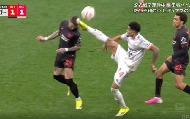 「レッドじゃね？」バイエルンFWのハイキックが頭部にモロ直撃！→流血ノックアウトでファン衝撃「恐怖映像やん」「完全に入ったな」