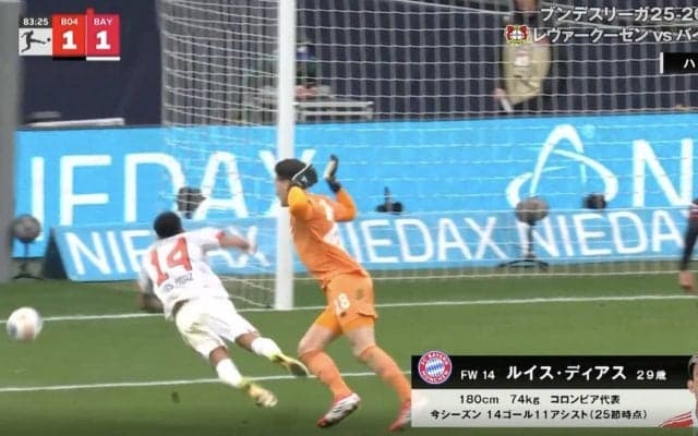 「審判ヤバいだろ」「演技は上手くな」ゴール前で“物議を醸した瞬間” スタジアム騒然…バイエルンFWの退場判定にファンの意見真っ二つ