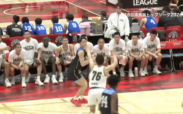 「スラダンみたいだ」残り23秒、漫画のような逆転ステップバック3！2年生エースが初昇格導く衝撃ショット「鳥肌立つやん」