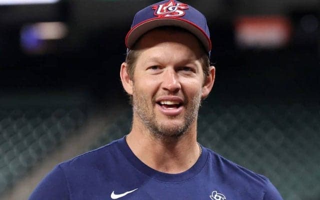 カーショー、準決勝もチームに“残留”　メンバー外も…試合前に息子とキャッチボール