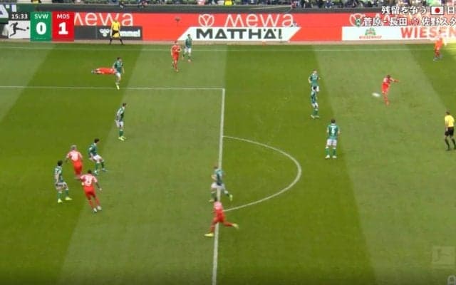 ウソでしょ…！？ 佐野海舟、目を疑う“まさかの展開”「そこ出すんかい！」予想外の“高精度ピンポイントクロス”にスタジアム騒然「もう神やん」「上手すぎやろ」