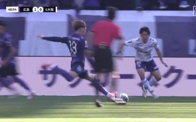 「ゴラッソ過ぎる」元日本代表GKも呆然！超強烈ブレ球無回転ミドル炸裂「理不尽ゴール」「こういう強引なのがいいのよ」