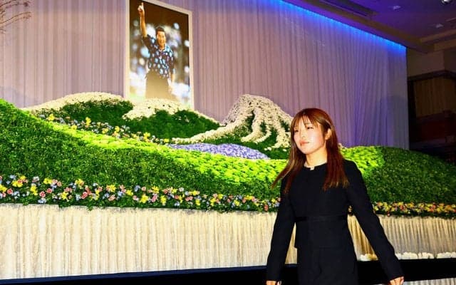 「少しでも近づけるように」「男の中の男」 佐久間朱莉、石川遼らが尾崎将司さんに献花