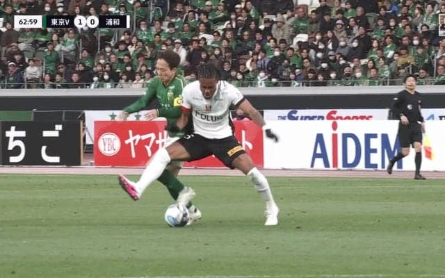 「やばいな！鉄じゃん」9年ぶり浦和復帰のオナイウ阿道、反則級の鬼キープにファン衝撃「止め方がわからん」