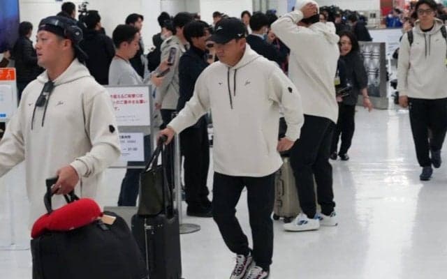 侍Jが笑顔なき帰国　成田にファン約400人、井端監督はうつむき…ねぎらいの声も