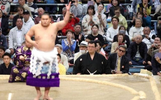 「めっちゃ映るところに」大混戦の春場所に衝撃の著名人　白黒パーカーの大物芸能人に「似てる人かと思ったら本物」人気騎手には驚きの声「マジ？」「枝豆食べながらとは」