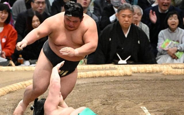 再出場の伯乃富士が逆転で２勝目、１分41秒を超える熱戦「体力的にきつかった」勝ち越しに望み