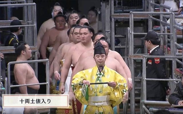 大相撲中継、土俵入りの花道で一瞬映り込んだ“粋な光景”に「泣いちゃう」「タッチしてたね」ファン熱視線