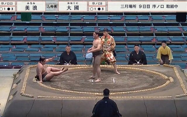 取組前に「倒しちゃった」　行司「待て待て待て！」制止も…立ち合いのハプニングにファン驚き「これはケンカの予感」
