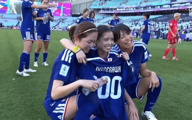 「きゃー！」長谷川唯、“ずぶ濡れ祝福”に絶叫！100キャップ達成で清水梨紗らが大胆に水掛け「自分でかけてるやん笑」【女子アジアカップ】