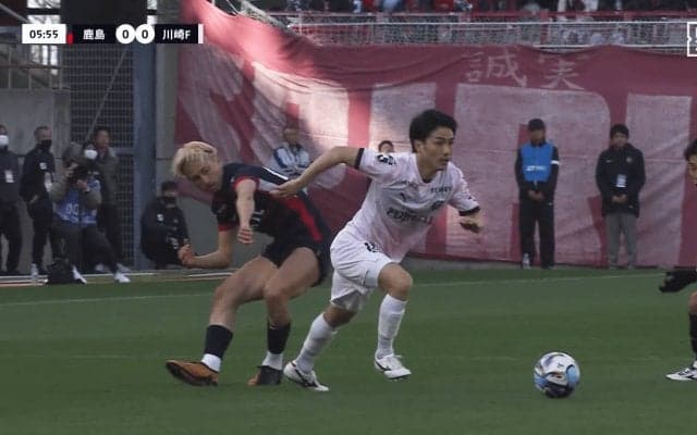 「マジで別格だ」大島僚太が鈴木優磨を吹っ飛ばす！「本当に怪我明け？」超強靭＆華麗な“キング・ターン”にファン騒然「お金の取れる選手」