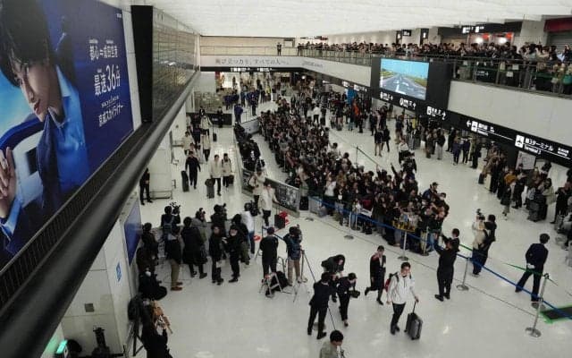 【WBC】８強敗退の侍ジャパン、笑顔なき帰国　到着ロビーにファン400人…３年前の３分の１