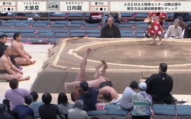 「危なすぎんだろ」両力士が土俵外へ吹っ飛び観客も転ぶ 白熱の熱戦が“ヒヤリ”一転…騒然の瞬間