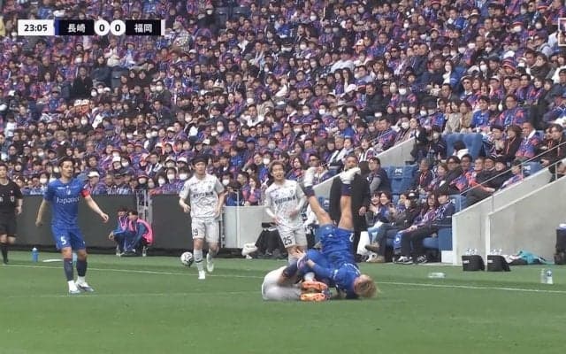 「大丈夫か？」空中戦からほぼ垂直落下で後頭部を強打「危ない落ち方」「いけるか？」3人が接触する危険シーンにファン騒然