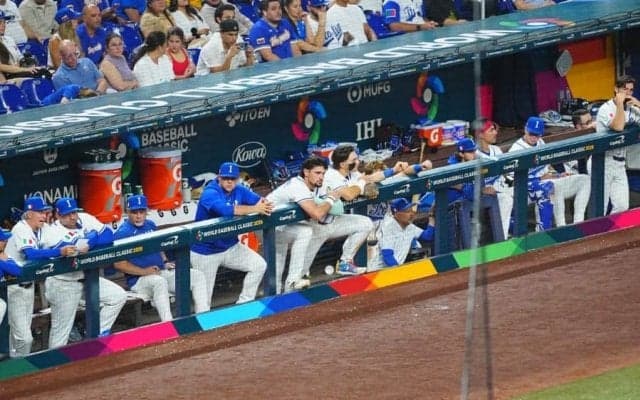 イタリアナインは呆然　ベンチで動けず、目には光るものも…最後はファンの声援に応え、ハグ