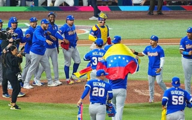 ベネズエラ代表、スピーカーで爆音帰宅　マイアミで異様な熱気…ファン大合唱「ピザ食った」