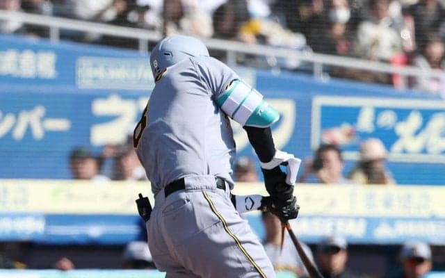 【阪神】佐藤輝明、２打席で二ゴロ２つも豪快フルスイング披露し退く　侍から合流し即スタメン