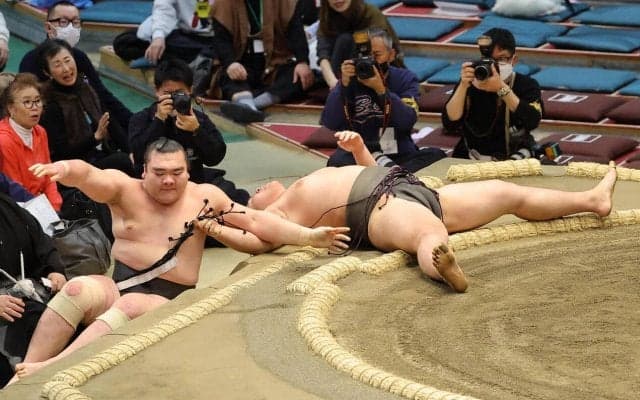 幕下の可貴が腰を強打、救急車で病院に運ばれた　序ノ口デビューから５場所目で初の負け越し