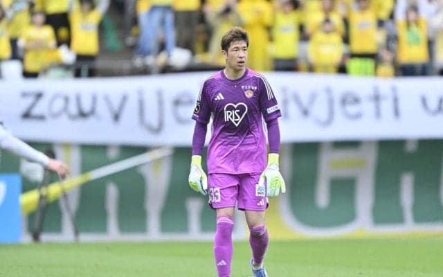 ｢え、AIじゃない？｣身長195cm元日本代表GKの迫力満点ドリブル！かと思われたが……。“懐かしの写真”に反響！｢キーパーですよね？｣｢実際にあったシーンなんかい｣