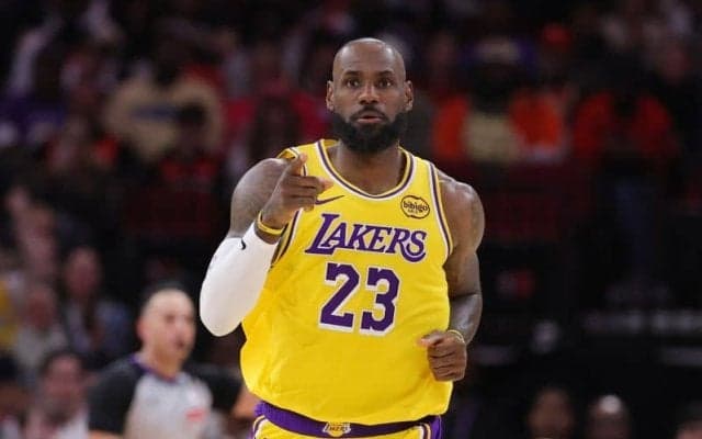 「少なくともあと1シーズンはプレーするのでは」現地名物記者がレブロンの動向に言及