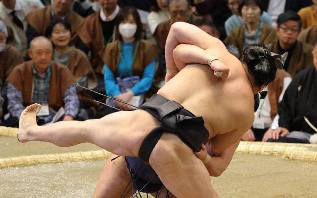 横綱豊昇龍が圧勝で２敗守る　優勝争いは１敗２人、２敗２人で終盤戦へ