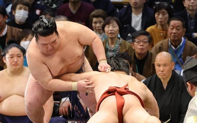 １敗を守った前頭豪ノ山「優勝の重圧？　全然」朝紅龍との大阪同学年対決を制す